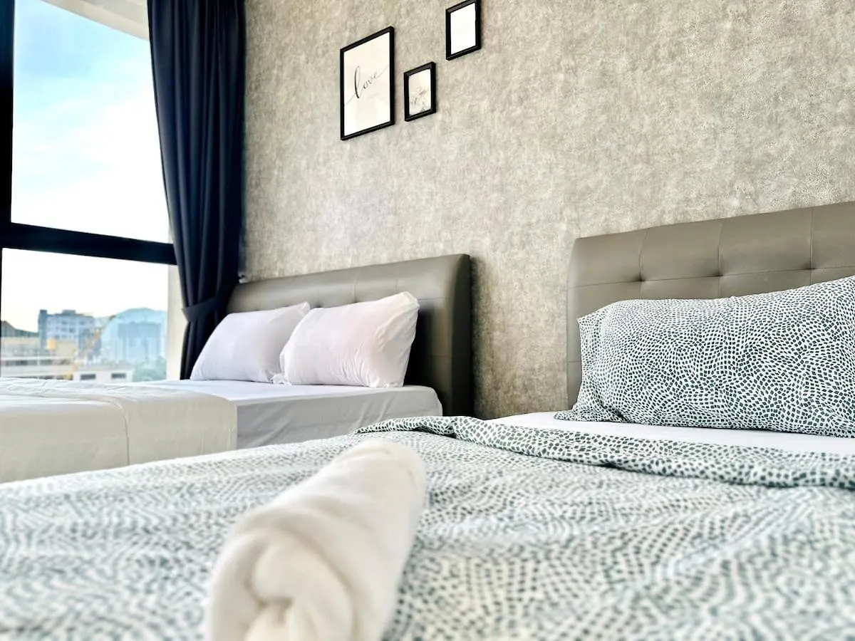 Groups & Families Spacious Infinity Pool 3Br 10Pax George Town Apartment