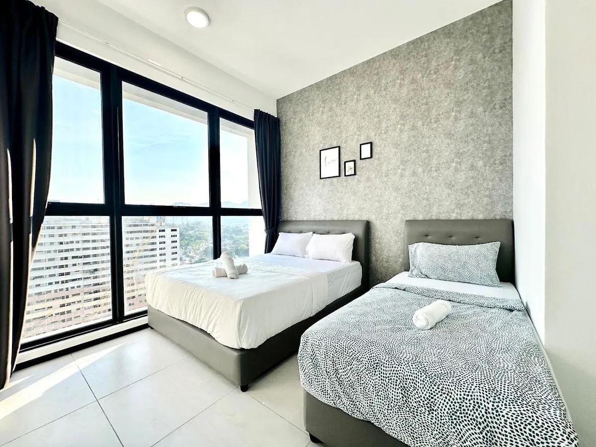 Groups & Families Spacious Infinity Pool 3Br 10Pax George Town Apartment